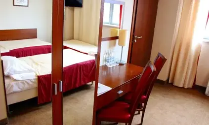 غرفة بسرير إضافي